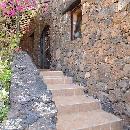Castillo Lanzarote Bentley - Luxury -sleep In A Volcanic Cave Tías